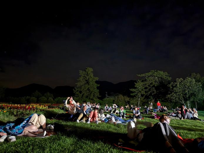 <span style="font-size:12px;"> 「風船リリース」のあとは、お待ちかねの「星空観察」です。 園内の照明がすべて消され、「星空ガイド」が始まります。頭上に広がるのは、視界いっぱいにきらめく満天の星。都会では決して見られない数の星々が、まるで降ってくるかのように輝きます。</span><br><br>