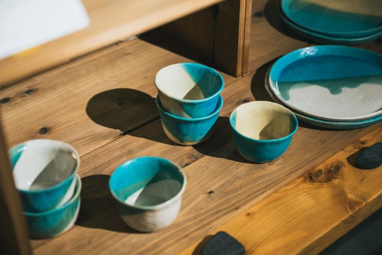 <span style="font-size:12px;"><font color="ffffff"> 店内には坂本さんの器も並びます。<br> <br> ほかにも、この近所に暮らすイラストレーター網中いづるさんの絵や、豊後大野市にアトリエを構えるアートユニットOlectronicaのオブジェなど、宿主夫妻と関わりのあるアーティストの作品が空間を彩ります。</font></span><br><br>