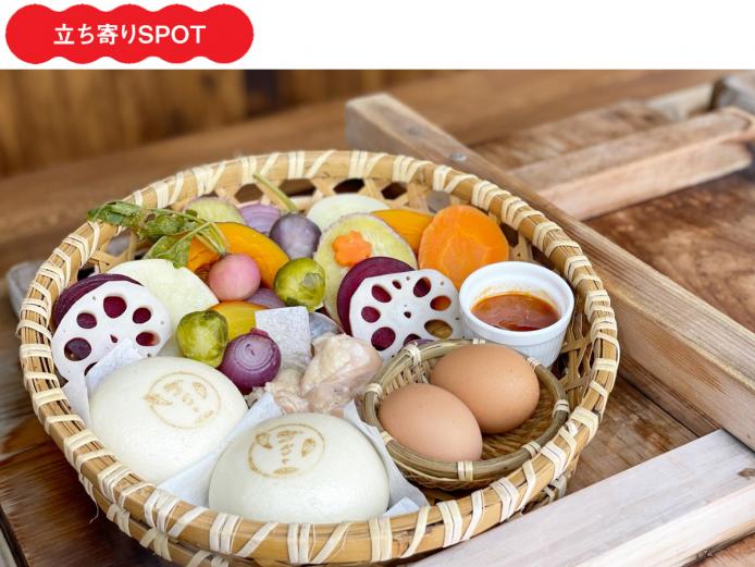 &lt;font color=&quot;#ff0000&quot;&gt;&lt;strong&gt;ヘルシーな名物温泉グルメで腹ごしらえ&lt;/strong&gt;&lt;/font&gt;&lt;br&gt;&lt;font color=&quot;#ff00ff&quot;&gt;&lt;strong&gt;地獄蒸し工房 鉄輪（かんなわ）&lt;/strong&gt;&lt;/font&gt;&lt;br&gt;鉄輪エリアで江戸時代から伝わる、温泉の噴気を利用した調理法「地獄蒸し」を体験できる施設。野菜や肉、海鮮といった種類豊富なメニューが用意されており、手ぶらで楽しめます。塩分を含む蒸気で一気に蒸すことで凝縮されるという素材のうまみをご賞味あれ！&lt;hr&gt;&lt;span style=&quot;font-size:14px;&quot;&gt;&lt;strong&gt;【DATA】&lt;/strong&gt;&lt;br /&gt;住所／大分県別府市風呂本5&lt;br&gt;電話／0977-66-3775 ※予約不可&lt;br&gt;営業時間／10:00～19:00（LO18:00）&lt;br&gt;休み／第3水曜 ※祝日の場合は営業、翌日休み&lt;br&gt;駐車場／26台&lt;br&gt;交通アクセス／別府ICから車で約15分&lt;br &gt;&lt;a href=&quot;https://jigokumushi.com/&quot; target=&quot;_blank&quot;&gt;&lt;font color=&quot;#0033ff&quot;&gt;HPはこちら&lt;/font&gt;&lt;/a&gt;&lt;br&gt;&lt;a href=&quot;https://x.gd/Op8SO&quot; target=&quot;_blank&quot;&gt;&lt;font color=&quot;#0033ff&quot;&gt;MAPはこちら&lt;/font&gt;&lt;/a&gt;&lt;/span&gt;&lt;br&gt;&lt;br&gt;