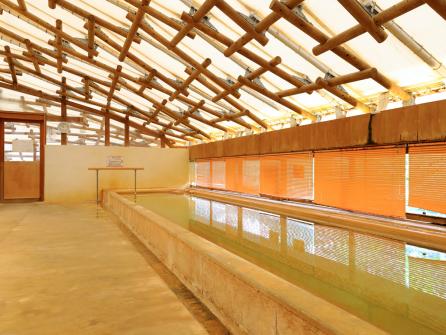 温泉棟2階にある男女別内湯。デザイン性の高さにも注目