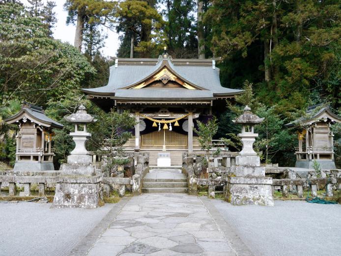 &lt;font color=&quot;#800080&quot;&gt;&lt;strong&gt;宇奈岐日女神社（うなぎひめじんじゃ）&lt;/strong&gt;&lt;/font&gt;（由布市）&lt;br&gt;&lt;strong&gt;静寂な時が流れる、神秘の場所&lt;/strong&gt;&lt;br&gt;国常立尊をはじめとする六柱を祭神とすることから別称「六所宮」と呼ばれ、古くより地元の人に親しまれてきた神社です。広い境内には杉の木が自生し、台風で倒れてしまったご神木の切株も見ることができます。「辻馬車」や「スカーボロ」の停留所にもなっており、由布院の観光名所の一つとなっています。&lt;br&gt;&lt;strong&gt;【DATA】&lt;/strong&gt;&lt;br&gt;住所：由布市湯布院町川上六所2220／電話：0977-85-4464（由布院温泉観光協会）／アクセス：湯布院ICから車で約10分&lt;br&gt;&lt;a href=&quot; http://www.yufuin.gr.jp/temple.html &quot; target=&quot;_blank&quot;&gt;&lt;font color=&quot;#0033ff&quot;&gt;&lt;strong&gt;詳細はこちら&lt;/strong&gt;&lt;/font&gt;&lt;/a&gt;&lt;br&gt;