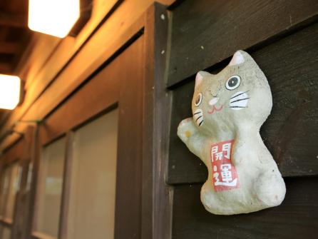 貸切風呂の入り口にも招き猫。人形作り体験も人気だ