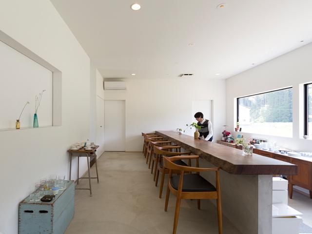 <font color="#ff1493"><strong> coffee 5</strong></font><br>仕入れから焙煎、ドリップまでオーナー自らが行うカフェ。シンプルな店内はどの席からも長閑な風景を望むことができ、ホッと落ち着ける空間になっています。ネルドリップで丁寧に淹れたこだわりコーヒーをどうぞ。<hr><span style="font-size:14px;"><strong>【DATA】 </strong><br /> 住所／佐伯市池田1184-1<br>電話／0972-22-5001<br>駐車場／6台<br>アクセス／佐伯ICから車で約15分<br /><a href="https://www.facebook.com/coffee5.go/" target="_blank"><font color="#0033ff">詳細はこちら</font></a></span>