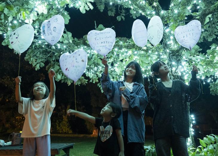 <span style="font-size:12px;"> いよいよ、それぞれが思い思いの願いを書いた色とりどりのエコ風船を手に、合図とともに一斉に夜空へ放ちます。</span><br><br>