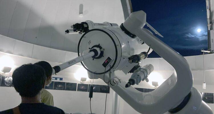 <span style="font-size:16px;"><a href="https://tenkyukan.jimdofree.com/"> <span style="color:#C9F2E3;"><u>梅園の里天文台 天球館</u></span></a><br > <span style="font-size:12px;"> 『梅園の里』内にある天文台。県内最大級の天体望遠鏡を備え、昼と夜の天体観察は予約不要。天体撮影会などもあるのでHPをチェックしてみて。</span><br /> <span style="font-size:12px;"><span style="color:#FFFF00;">【スポット情報】</span><br /> 住所：大分県国東市安岐町富清2244<br /> TEL：0978-97-2655<br /> 営業時間：月・水～土曜18:00～22:00/土・日曜13：00～22：00<br /> 定休日：火曜 ※祝日の場合は翌平日休み</span><br /><br>