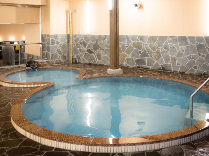 <span style="font-size:14px;">一湯目の『みょうばん湯の里』の硫黄泉でお肌の汚れをごっそりと落とした後は、『ひょうたん温泉』でしっかりと保湿します。<br>『ひょうたん温泉』の湯は、全国でも珍しい弱酸性の塩化物泉で、温泉水1kg中に含まれる「メタケイ酸」の量は、標準値をはるかに上回る476mg！<br>すっきりキレイに洗い流した後のお肌にうるおいを与え、しっとり感が持続します。</span><br><br>