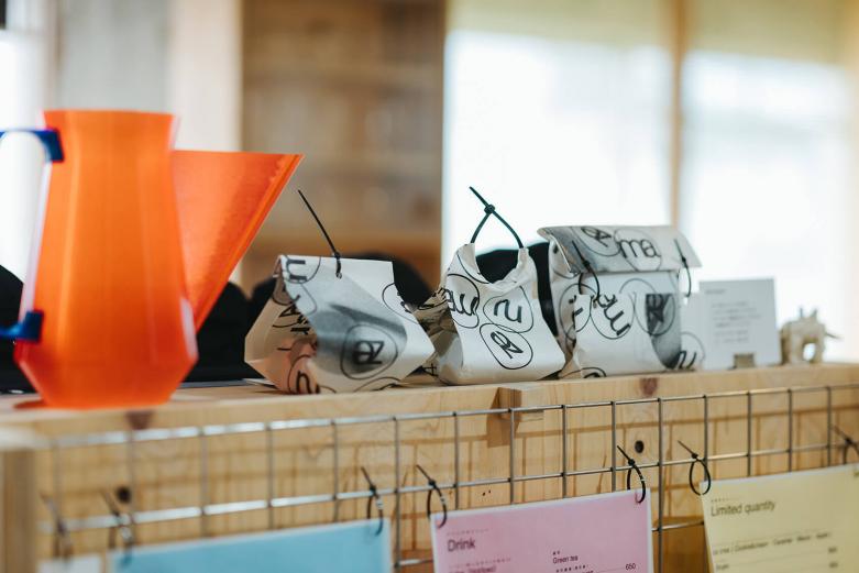 <span style="font-size:12px;"><font color="ffffff"> 井上さんを取り巻く仲間たちとのよい関係性が店の随所にあらわれていました。<br> <br> 空間も、スイーツも、そしてドリンクまでも、五感を刺激してくれるmazeru。<br> ここで過ごす夜の時間は、きっと明日への活力になりますよ。</font></span>