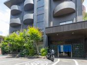 バイク愛好家のための宿。週末限定で１階がライダーズカフェとなる