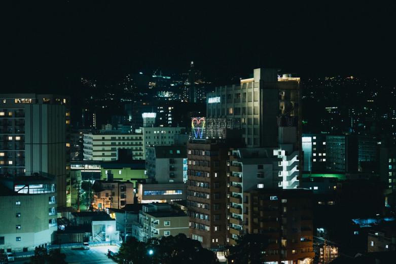 <span style="font-size:12px;"><font color="fffffff">地元の人にはおなじみのデパート〈トキハ別府店〉の駐車場の11階からは、別府の夜景が見渡せます。夜景の一部となった『別府の天使』は、しばし時を忘れてずっと眺めていたくなる、そんな作品でした。</font></span><br><br>