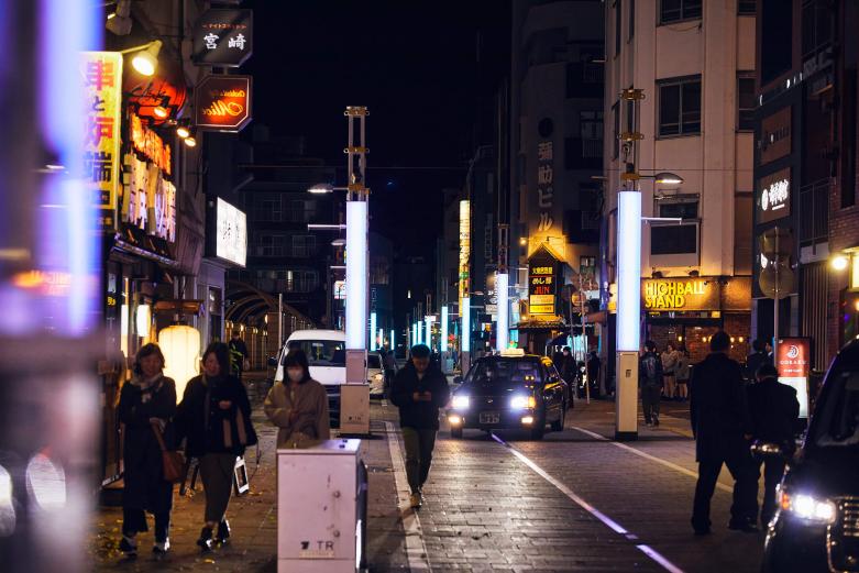 <span style="font-size:12px;"><font color="ffffff">しかし治安に関しては、2015年にまちなかに64台の防犯カメラが設置されたのを機に大幅改善。安心して飲める場所へと生まれ変わりました。このことをもっと多くの人に知ってほしいと理沙ママ。</font></span><br><br>