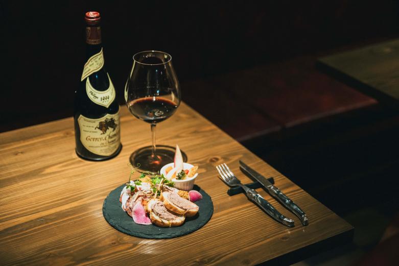 <span style="font-size:12px;">まず扉を開けたのは、昨年オープンしたばかりの〈Brasserie Hirondelle（ブラッスリー イロンデル）〉（白銀ビル３階）。<br> カジュアルなアラカルトから本格的なコースまで楽しめるお店です。<br> <br> ブラッスリー（フランス語でお酒と食事を楽しむ店）の名のとおり、お酒の品揃えは抜群。樽生が楽しめるその日のクラフトビールに始まり、フランスワイン、ポルト、マール、マディラ、コニャックにカルヴァドスまで。食前、食中、食後酒までフルコースで楽しめる上質なアルコール類が勢揃いです。<br> <br> 「特にフランスワインを中心に、とっておきをご用意していますので、しっかりお酒を楽しんでもらえたらうれしいですね」と、シェフの五嶋竜一さんも話します。</span><br><br>