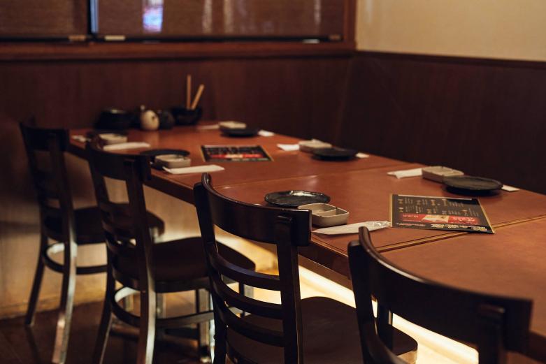 <span style="font-size:12px;"><font color="ffffff"> 〈居酒屋 ほりよし〉の口コミを調べてみると「とにかく食べるべし！」と熱く推されているのが「名物丸腸唐揚げ」です。これまでの２軒は鶏のキモでしたが、“キモ食い”ならばこのキモも食べてみなければ！</font></span><br><br>