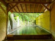 温度の異なる３本の自家源泉から引く湯を加減して適温に調整。掛け流しの湯を実現している