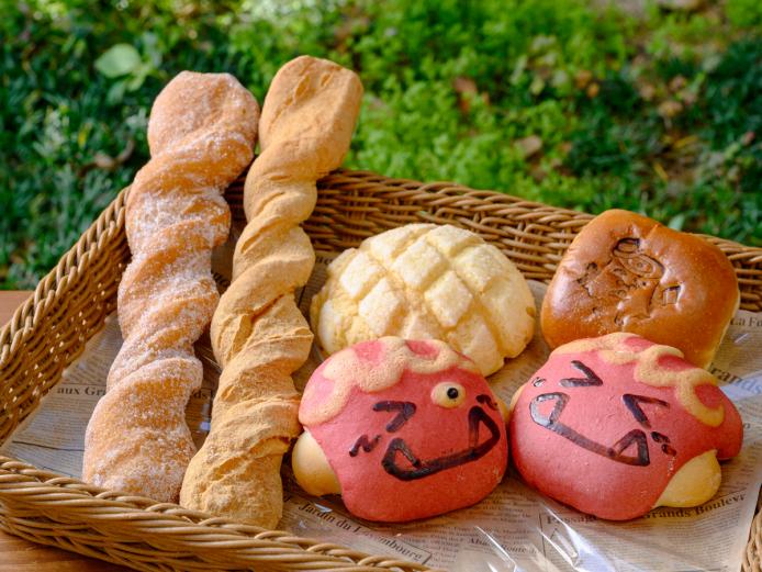 ▲人気の「赤おにさん」210円、「メロンパン」190円、「くるりんのあんぱん」200円など