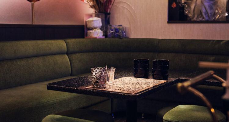 <span style="font-size:16px;"><a href="https://members-sai.com/ "> <span style="color:#C9F2E3;"><u>MEMBER’S 彩</u></span></a><br > <span style="font-size:12px;">店名とは異なり、初めての方もウェルカムというこちらのクラブ。自家製オードブルや大分のご当地グルメ、大分生まれの本格麦焼酎「西の星」「銀座のすずめ 琥珀」などを堪能できます。</span><br /> <span style="font-size:12px;"><span style="color:#FFFF00;">【スポット情報】</span><br /> 住所：大分県大分市都町2-5-26 エンプレイスビル5F <br /> TEL：097-534-4000 <br /> 営業時間：20:00〜翌1:00 <br /> 定休日：日曜・祝日</span><br /><br>