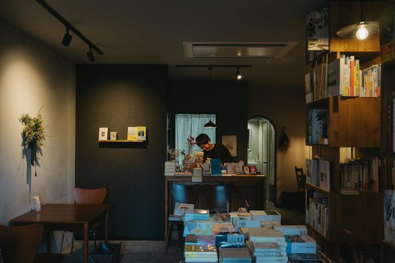 <span style="font-size:12px;"><font color="ffffff"> ケーキだけでなく、手づくりのサンドイッチも好評。コーヒーのおともにいかがでしょう。</font>