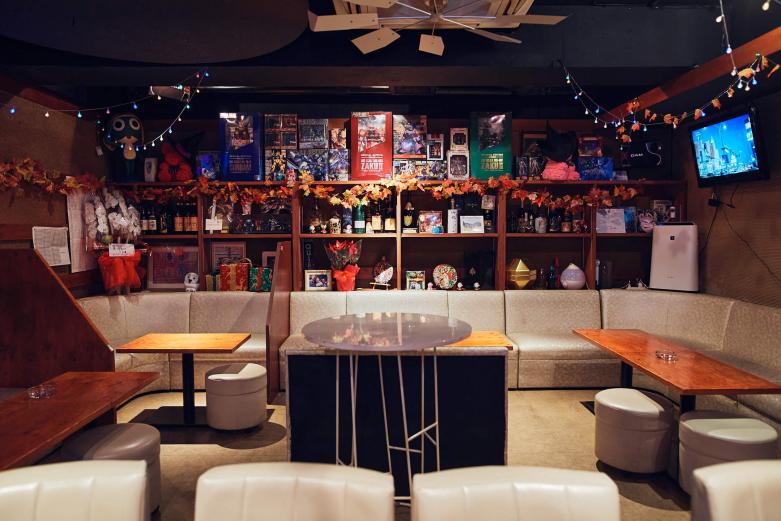 <span style="font-size:12px;"><font color="ffffff">さっそく地元の常連さんが店の魅力を教えてくれました。<br> <br> 「〈momokA〉をはじめ都町のスナックやクラブの多くは、安酒じゃなく、きちんといいお酒を提供してくれるんです。たとえそれが飲み放題コースであっても。大分といえば麦焼酎が有名やけど、〈momokA〉は本格焼酎『二階堂』も飲み放題。焼酎に限らず大分の銘酒を飲み比べしたい方は、ぜひ訪れてみては。」</font></span><br><br>