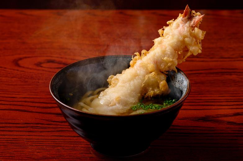<span style="font-size:12px;"> 器からはみ出すほど大きな「えび天うどん」900円は、プリッとした大きな海老と香ばしい衣のバランスが絶妙。ひと口ごとに海老の旨みと香りがふわりと広がり、満足感のある一杯です。</span><br><br>