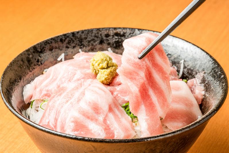高級養殖マグロ「ヨコヅーナ」の大トロ丼写真