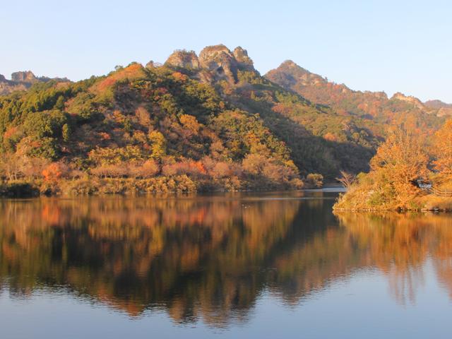 &lt;font color=&quot;#800000&quot;&gt;&lt;strong&gt;並石ダムグリーンランド&lt;/strong&gt;&lt;/font&gt;（豊後高田市）&lt;br&gt;ダムの水面に国東半島の荒々しい岩峰が映える並石ダム。秋には周辺の木々が美しく色づき、多くの写真家が訪れます。近くには「里の駅こっとん村」があり特産の合鴨、白ネギ、高田のそば粉を使った「手打ち鴨南蛮そば」やおまんじゅうなどが味わえます。&lt;br&gt;&lt;hr&gt;&lt;span style=&quot;font-size:14px;&quot;&gt;【DATA】&lt;br /&gt; 住所／豊後高田市一畑1587&lt;br&gt;電話／0978-27-3045&lt;br&gt;見頃／11月下旬～12月上旬&lt;br&gt;&lt;a href=&quot;https://www.city.bungotakada.oita.jp/site/showanomachi/1267.html&quot; target=&quot;_blank&quot;&gt;&lt;font color=&quot;#0033ff&quot;&gt;詳細はこちら&lt;/font&gt;&lt;/a&gt;&lt;/span&gt;