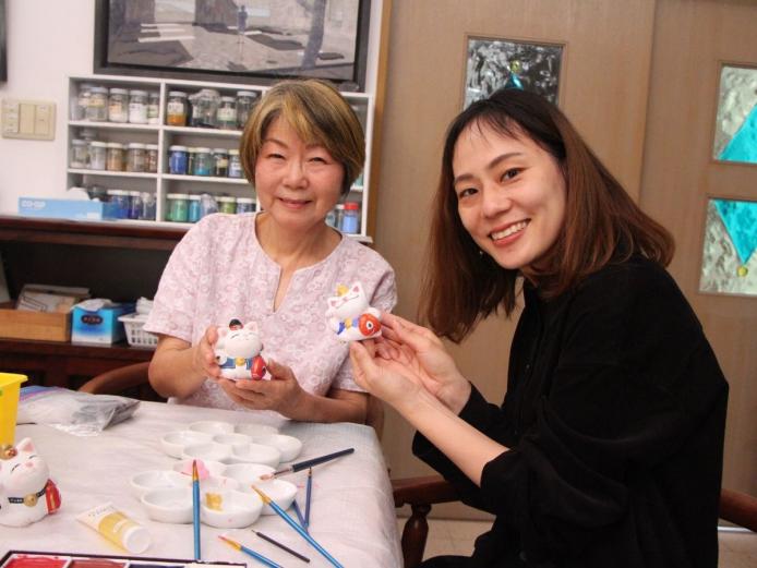 ▲楽しくおしゃべりをしながら色を塗っていきます。