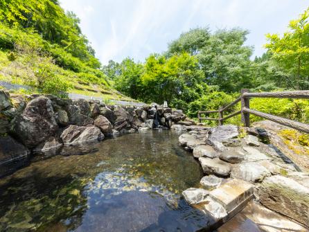 大浴場「檀の湯」の露天風呂「蛍の湯」。その名の通り、初夏は入浴しながらホタルを愛でられる