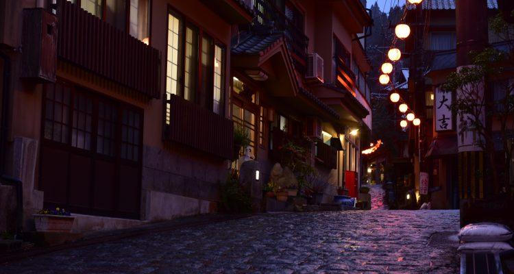 <span style="font-size:16px;"><a href="http://www.yunohira-onsen.jp/ "> <span style="color:#C9F2E3;"><u>湯平温泉</u></span></a><br > <span style="font-size:12px;"> 大分県由布市湯布院町にある日本有数の名湯として栄えてきた湯平温泉の歴史は800年以上前の鎌倉時代からと言われ、石畳の坂道が旅館街にしっとりとした情景を醸し出しています。</span><br /> <span style="font-size:12px;"><span style="color:#FFFF00;">【スポット情報】</span><br /> 住所：大分県由布市湯布院町湯平356-1 <br /> TEL：0977-86-2367（湯平温泉観光協会）</span><br /><br>