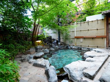 夜は粋に月光浴も楽しめる、岩造りの庭園露天風呂