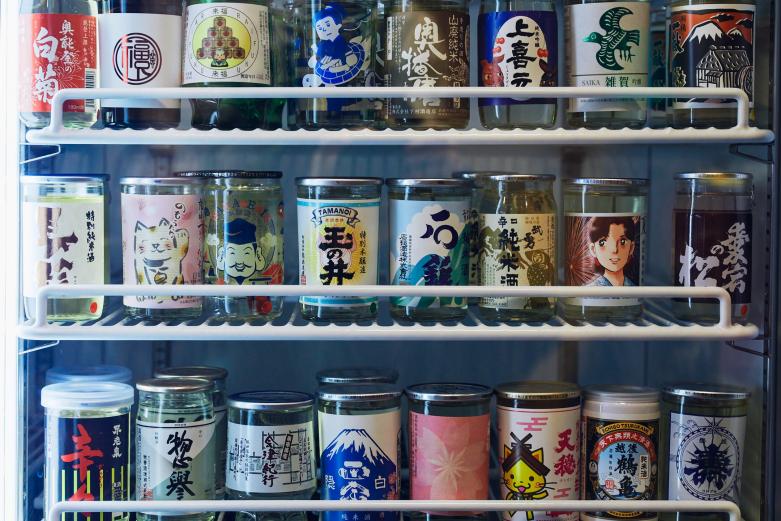 <span style="font-size:12px;"><font color="ffffff">カップ酒も50種ほどが並ぶと壮観！</font></span><br><br>