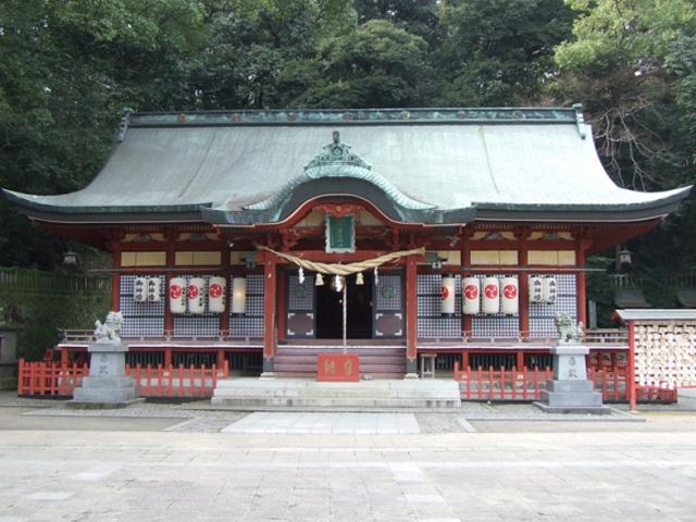 <font color="#800080"><strong>八幡朝見神社</strong></font>（別府市）<br>境内からは別府市を一望でき、ご神木として大きな楠の木があります。また、敷石の中に盃の形をした石とひょうたんの形をした石があり、これを踏むと無病息災、縁起がよいと言われています。<hr><span style="font-size:14px;">【DATA】<br />住所／別府市朝見2-15-19<br>問合せ／0977-23-1408（八幡朝見神社）<br><a href="http://www.asami.or.jp/" target="_blank"><font color="#0033ff">HPはこちら</font></a></span><br><br>