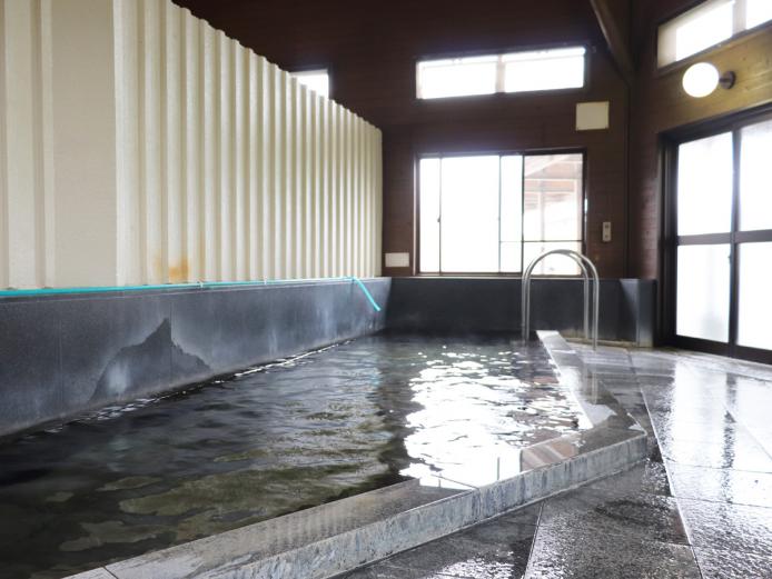 ▲源泉65℃前後の源泉かけ流しの湯が溢れる温泉