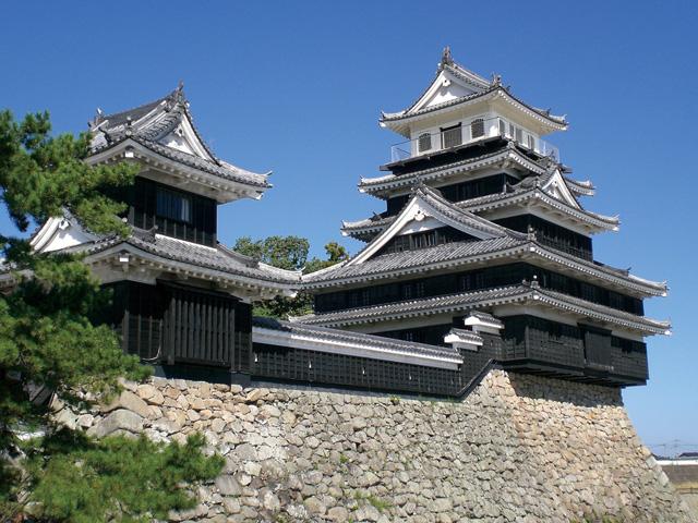 <font color="#ff1493"><strong>中津城（奥平家歴史資料館）</strong></font><br>黒田官兵衛が築城、細川忠興が完成させた別名「扇城」。日本三大水城と呼ばれるワケは、天守閣に登れば一目瞭然！そこには、周防灘と2本の川に囲まれた絶景が広がっています。奥平家ゆかりの貴重な品々も展示されており、見応え十分です。<hr><span style="font-size:14px;"><strong>【DATA】 </strong><br /> 住所／中津市（二ノ丁本丸）<br>電話／0979-22-3651<br>駐車場／50台<br>アクセス／定留ICから車で約10分<br /><a href="https://www.city-nakatsu.jp/doc/2013100100011/" target="_blank"><font color="#0033ff">詳細はこちら</font></a></span>