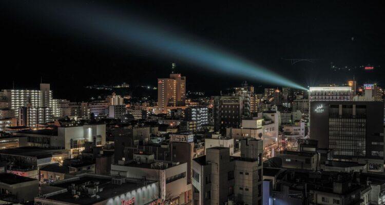 <span style="font-size:16px;"><a href="https://alternative-state.com/ex7/"><span style="color:#C9F2E3;"><u> Distorted『JIKU』#023 D-1｜BEPPU </u></span></a><br ><span style="font-size:12px;"> 夜の帳が下りるころ、駅前通り上空に現れる一筋の光。『JIKU』は、その土地に固有の歴史的・地形的な“軸線”を可視化する、パノラマティクス／齋藤精一によるアートです。<br>撮影：山中 慎太郎 (Qsyum!)<br>©︎混浴温泉世界実行委員会</span><br /><span style="font-size:12px;"><span style="color:#FFFF00;">【スポット情報】</span><br />住所：大分県別府市駅前通り上空<br />TEL：0977-22-3560（NPO法人BEPPU PROJECT）<br />営業時間：夜間のみ</span><br /><br>