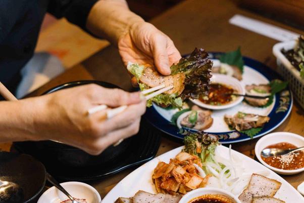 <span style="font-size:12px;">「うちの定番は、やっぱりリピーターが多い蒸し豚。お客さんがこれを食べにくるのでこのメニューはなくしません。ちなみに韓国は蒸しじゃなくて茹でるんです。中国はチャーシュー、焼き豚ですね。蒸し豚がないので『僕がやろう』と。僕は別府生まれなので蒸し湯を思い出した」<br><br>研究を重ねできあがった蒸し豚は、さっぱりしていくらでも食べられる看板メニューに。高麗房は女性客も多く、いくら食べても全然胃が疲れないので好評なのだそう。</span><br><br>