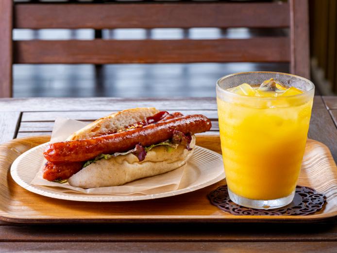 ▲「ホットドッグ・ダブル（スタンダー ド）」（ドリンク付き）900円