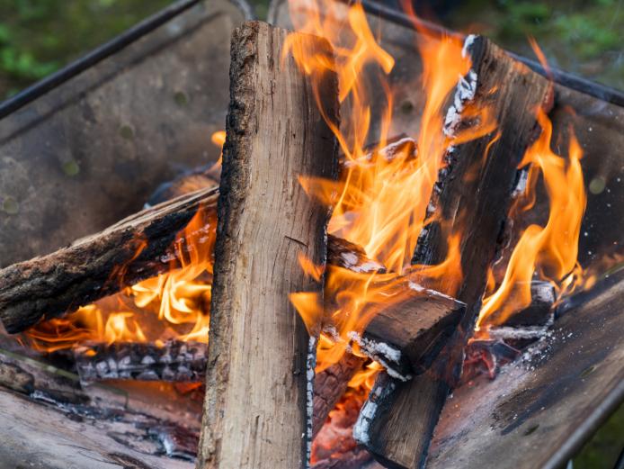 ▲パチパチと音を立てて燃える焚き火の音と香りに癒されます。