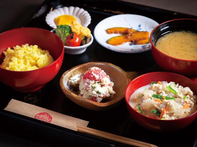 <font color="#ff1493"><strong>ポルト蔵</strong></font><br>醤油蔵を改装したレトロな空間で、臼杵の郷土料理がいただける「ポルト蔵ランチ」をぜひ。クチナシの実で炊いた「黄飯（おうはん）」、根菜などの野菜をたっぷり煮込んだ「かやく」、江戸時代に生まれた、魚におからをまぶした「きらすまめし」などが楽しめます。<br><hr><span style="font-size:14px;"><strong>【DATA】 </strong><br /> 住所／臼杵市大字臼杵206‐2<br>電話／0972-63-6511<br>駐車場／周辺の有料駐車場を利用<br>アクセス／臼杵ICから車で約10分<br /><a href="https://www.usuki-kanko.com/archives/gourmet/%E3%83%9D%E3%83%AB%E3%83%88%E8%94%B5" target="_blank"><font color="#0033ff">詳細はこちら</font></a></span>