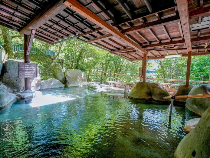 <span style="font-size:18px;"><a href=" https://www.visit-oita.jp/spots/detail/9364"target="_blank"><font color="#0033ff">山荘 天水</font></a></span>