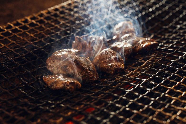 <span style="font-size:12px;"><font color="ffffff">「鶏ハツ焼き」は独自にブレンドした塩と、鶏油をかけてじっくり焼き上げます。プリプリの食感がクセになりそう。</font></span><br><br>