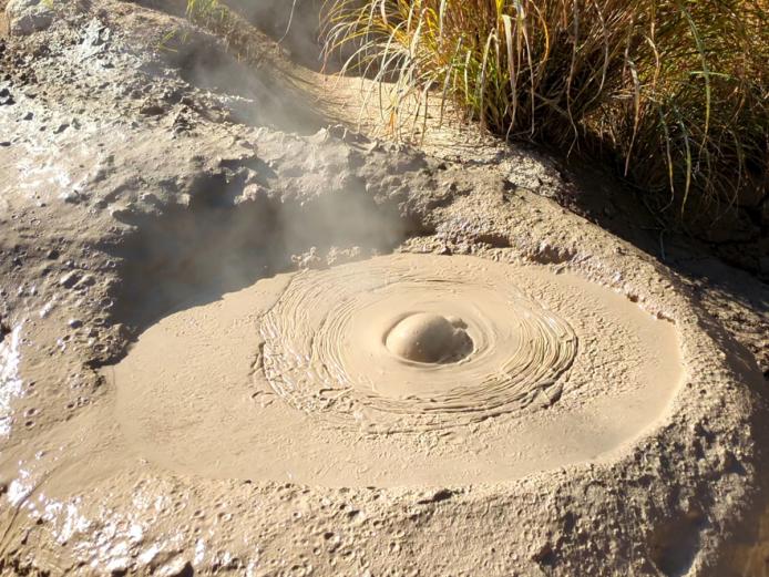 <span style="font-size:14px;">園内のあちこちでは、「ポコッポコッ」と音を立てながら熱泥がポコリと湧き上がる様子を見ることができます。<br>その姿は、まるで坊主頭のよう！<br>「坊主地獄」の名前の由来は、ここから来ていたんですね！<br>自然の力強さを感じつつ、とても可愛いその姿に、耳を澄ませながらず～っと見入ってしまいました。</span><br><br>