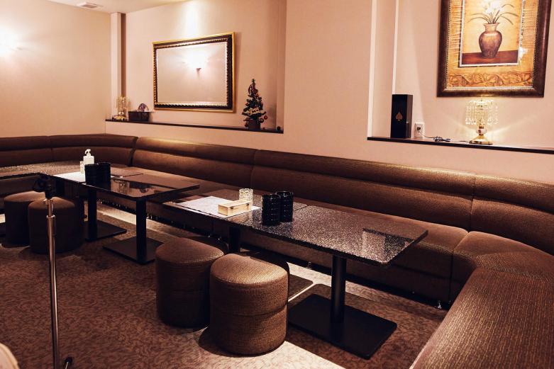 <span style="font-size:12px;"><font color="ffffff"> ボックス席とカウンター席のほか、VIPルーム2室も。<br> <br> ちょうど久美子ママは出張中で不在でしたが、後日電話でお話できました。<br> <br> 「うちのホステスさんは長く働いてくれている女性が多いので、大分のいいところ、ディープな魅力をたくさん知っていますよ。オススメの旅先をぜひ聞いてみてくださいね」</font></span><br><br>