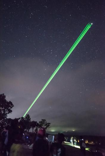 <span style="font-size:12px;"> 専門のガイドが緑のレーザーポインターを使って星座を指し示しながら、「あれが夏の大三角、これは天の川」などと詳しく解説してくれるので、星座の位置がぐっと身近に感じられます。<br>シートに寝転がって見上げれば、まさに天然のプラネタリウム。普段気づけなかった星や天の川まで、手に届きそうなほど鮮明に見えるのです。</span><br><br>