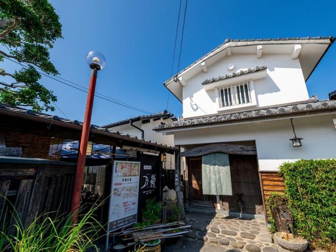 ▲築130年の『武 庵花福』の隣にある蔵を改造 したカフェ＆ギャラリー