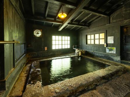 蔵石を湯船に再利用した、館内１階の貸切湯「隠（こも）り国の湯」