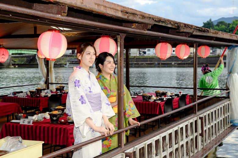 <span style="font-size:12px;">色浴衣に着替えて乗船です<br> 今回体験したのは、日田温泉「みくまホテル」の屋形船プラン。<br> 夕暮れ、旅館の桟橋から船に乗り込みます。提灯がやさしく灯る船内はまるで川に浮かぶ小さな料亭のよう。座った瞬間から旅気分がグッと高まりました。船が静かに動き出すと、川面を渡る風が心地よく、街の喧騒が遠ざかっていきます。</span><br><br>