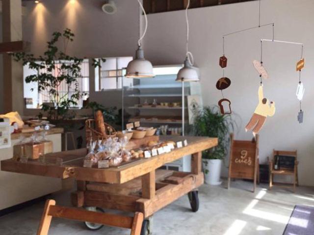 <font color="#ff1493"><strong>かどぱん</strong></font><br>豊後大野市の大自然の中で、厳選した素材で丁寧につくる「キッチンウスダ」から毎朝焼きたてパンが届く、城下町のカフェ。パンと、野菜をたっぷり使ったスープセットや、極上フレンチトーストなど、パンが主役のこだわりメニューがゆっくり楽しめます。<hr><span style="font-size:14px;"><strong>【DATA】 </strong><br /> 住所／竹田市竹田町560-1<br>電話／0974-62-3714<br>駐車場／5台<br>アクセス／竹田ICから車で約5分<br /><a href="https://kitchen-usuda.com/shop/" target="_blank"><font color="#0033ff">詳細はこちら</font></a></span>