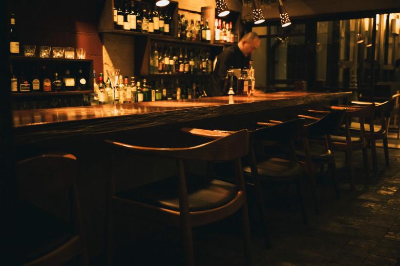 <span style="font-size:12px;">店内に入るとまず迎えてくれるのがシックなカウンター席。<br> <br> 「アンティークの家具や照明を設えていますが、内装にはビルオーナーのアイデアもふんだんに取り入れているんです。この地で24年経ちましたが、地元のお客様のみならず、県外からも出張のたびに足繁く通ってくださる方も多くて、うれしいですね」と、マスターの亀井正男さん。</span><br><br>