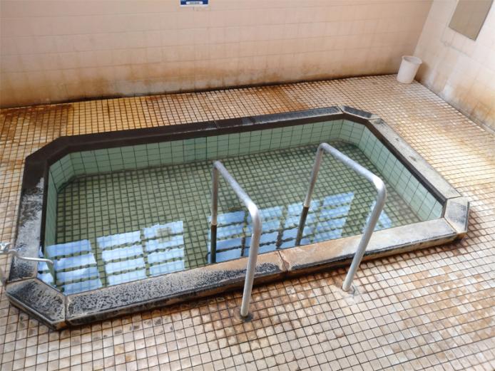 <font color="#800080"><strong>永石温泉</strong></font><br>その昔、地元有志が温泉を掘ったところ、一晩のうちに木造の温泉場が出来上がったことから「一夜温泉」と呼ばれるようになったという言い伝えのある温泉。現在の施設は平成3年に建てられ、建物の横には中国烟台（えんだい）市の石で作った湯あがり空間もある。<hr><span style="font-size:14px;">【DATA】<br >・住所／別府市南町2-2<br>・電話／0977-26-5789<br>・種類／内湯<br>・泉質／単純温泉<br><a href=" https://www.city.beppu.oita.jp/sisetu/shieionsen/detail3.html " target="_blank"><font color="#0033ff">詳細はこちら</font></a></span><br><br>