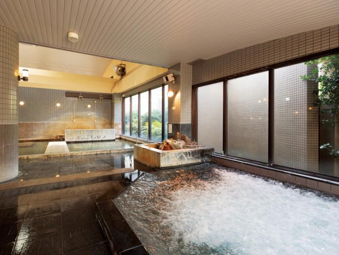 <font color="#800080"><strong>真玉温泉山翆荘 スパランド真玉</strong></font><br>肌触りやわらかな湯が特徴。大浴場のほか露天やうたせ湯、泡風呂など多様な湯船が揃うのでゆっくりと長湯して旅の疲れを癒せるのが魅力。宿泊、ランチの利用も可能で、山登りやロングトレイル、サイクリングの中継地点としての情報提供の場にもなっている。<hr><span style="font-size:14px;">【DATA】<br >・住所／豊後高田市城前156-1<br>・電話／0978-53-4390<br>・種類／内湯、露天、サウナ<br>・泉質／炭酸水素塩泉<br><a href="https://www.spaland.jp/ " target="_blank"><font color="#0033ff">詳細はこちら</font></a></span><br><br>