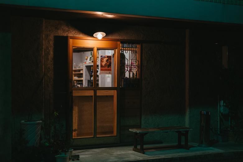 <span style="font-size:12px;"><font color="ffffff">  壁、戸ともに可能な限りガラスを取り入れた開放的な造りになっています。<br> <br> 大分市内にある地酒専門店〈丸田酒舗〉の丸田晋也さんが手掛けるお店だからこそ、置いてあるお酒がどれも魅力的です。酒蔵と共同でつくり上げたオリジナルの日本酒をはじめ、ほかでは飲めない銘柄にも出合えます。また、初来店でも気軽に寄れる角打ちスタイルもうれしいポイント。営業時間が12:00から20:00までなので、早めの時間から飲みたいときにぴったりです。もちろん軽く一杯、という利用もOK。気に入ったお酒はお土産に買って帰ることもできてしまうのですから、酒飲みの理想郷といっても過言ではありません。</font></span><br><br>